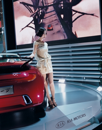 Jacqueline Hassink<br /> <em>Kia girl 2, Tokyo 2003 Tokyo Motor Show Tokyo, Japan (October 24, 2003)</em><br /> Chromogenic prints<br /> 37.5 x 31" &nbsp; &nbsp;Edition of 7<br /> 60 x 49" &nbsp; &nbsp;Edition of 7