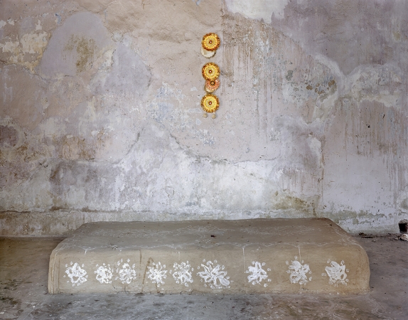 Laura McPhee<br /><em>The Oldest Dalan Mitra House Calcutta, 2005</em><br />